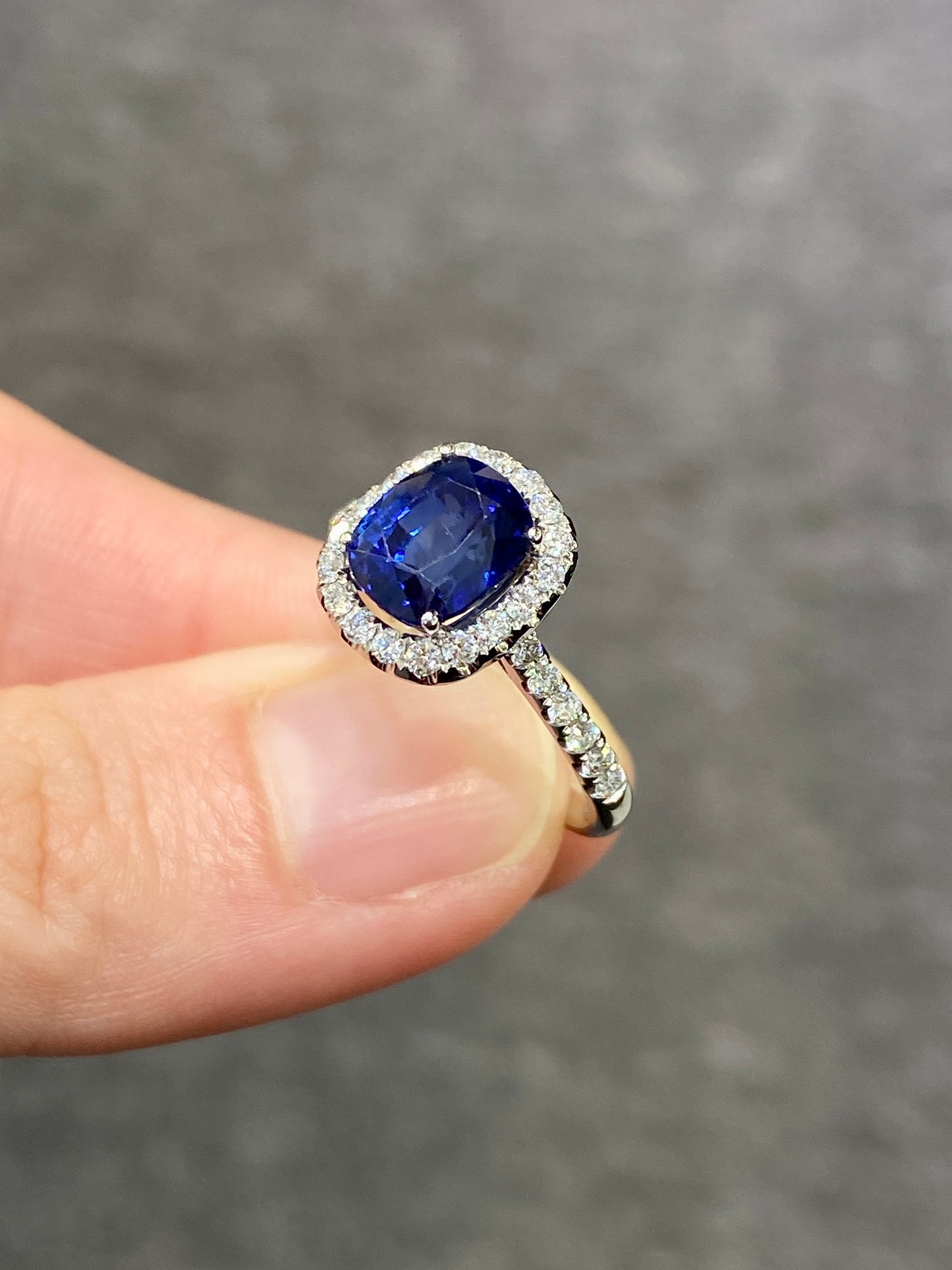 Natural Blue Sapphire 2.81ct Ring set with natural diamonds in 18k white gold