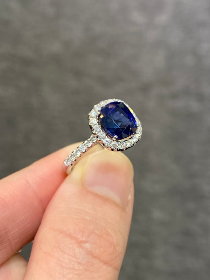 Natural Blue Sapphire 2.81ct Ring set with natural diamonds in 18k white gold