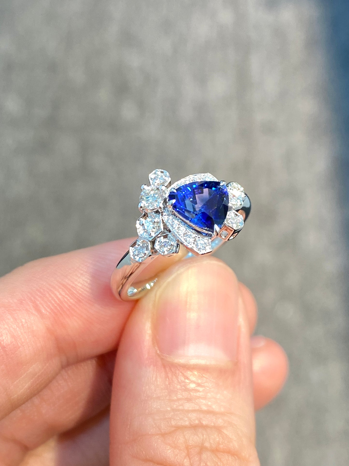 Natural Blue Sapphire Ring 1.05ct set with natural diamonds in 18k white gold
