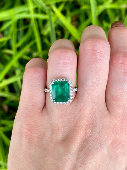 Natural Emerald 5.00ct Ring set with Natural Diamonds in 18K White Gold Singapore Gemstone Fine Jewelry