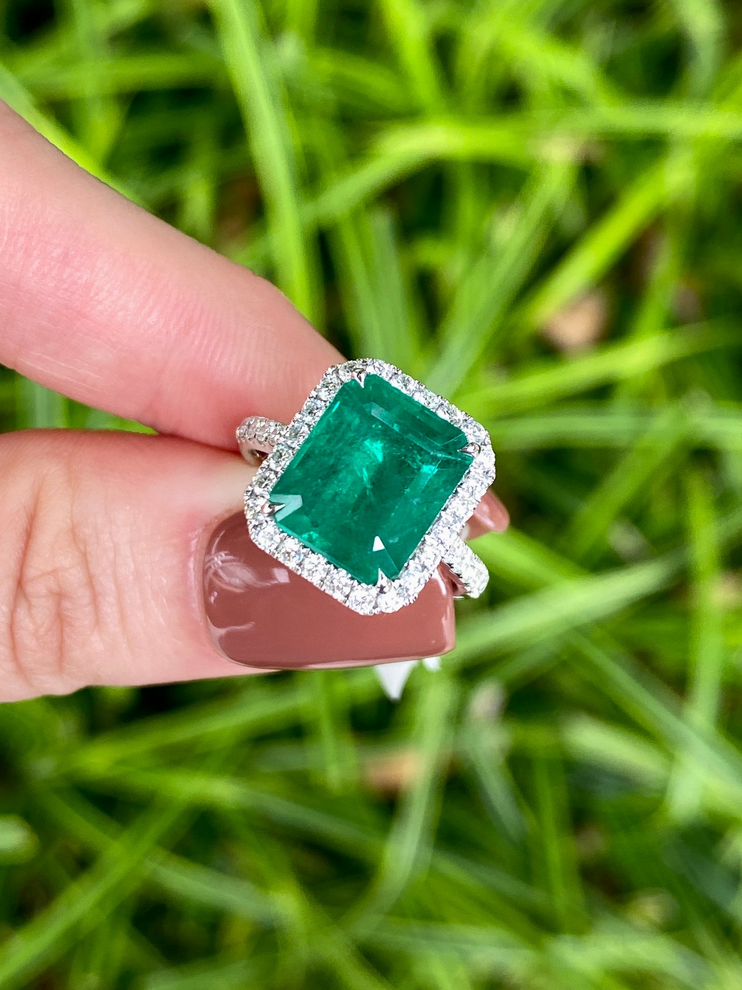 Natural Emerald 5.00ct Ring set with Natural Diamonds in 18K White Gold Singapore Gemstone Fine Jewelry