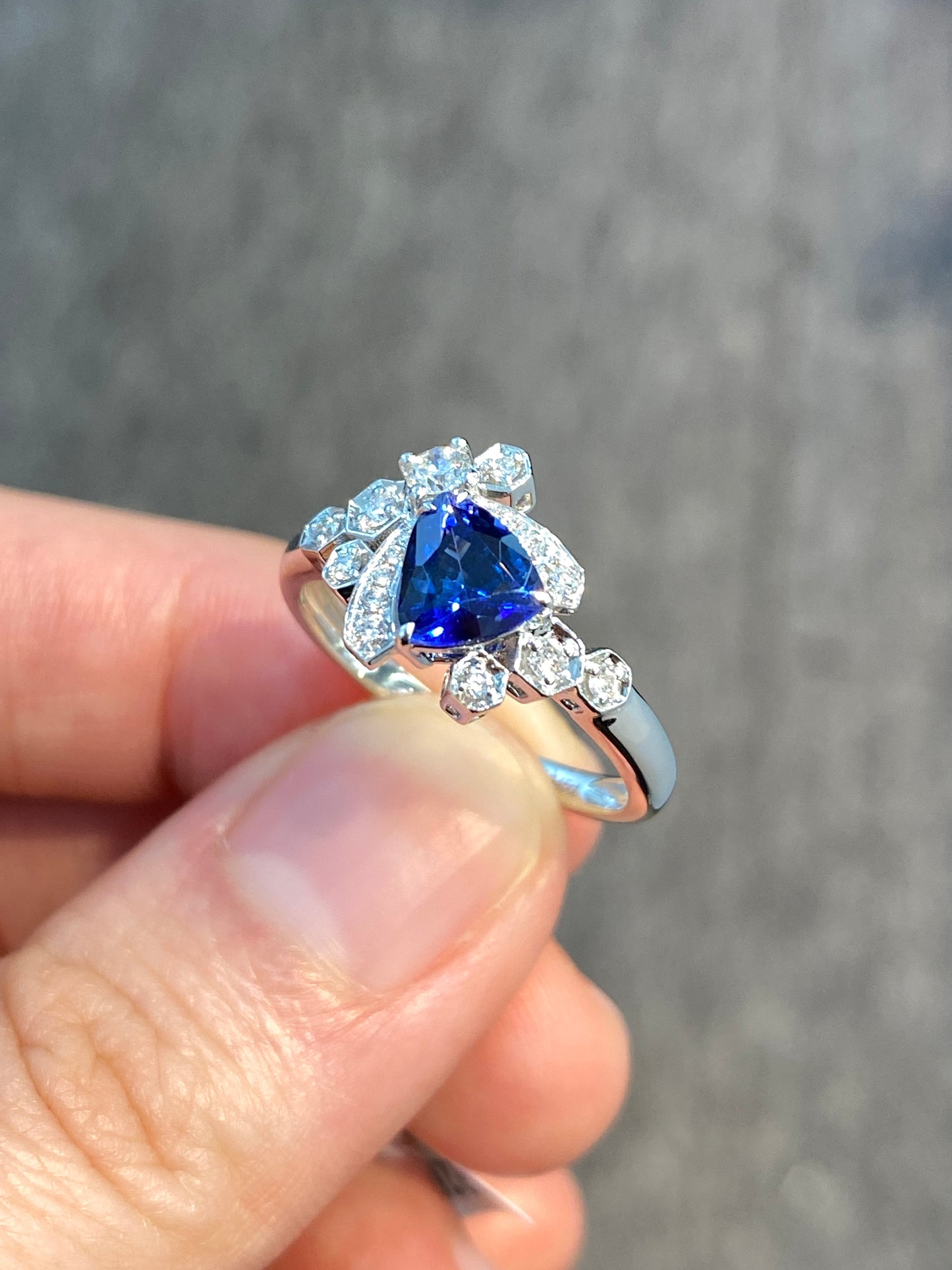 Natural Blue Sapphire Ring 1.05ct set with natural diamonds in 18k white gold